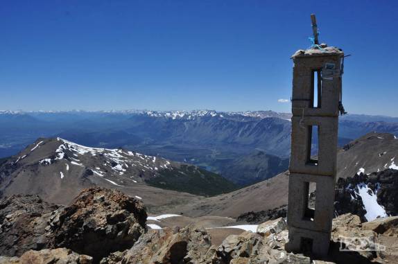 O marco do cume do Cerro Piltriquitrón, em El Bolsón, na Argentina